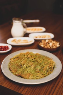 Türk tatlısı, kunafa, kaday fıstığı tozu ve peynirli sıcak yenilen tatlı