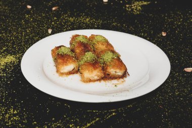 Türk tatlısı, kunafa, kaday fıstığı tozu ve peynirli sıcak yenilen tatlı