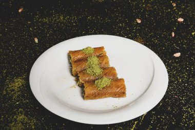 Türk tatlısı, kunafa, kaday fıstığı tozu ve peynirli sıcak yenilen tatlı