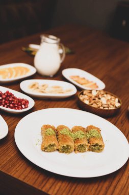 Türk tatlısı, kunafa, kaday fıstığı tozu ve peynirli sıcak yenilen tatlı