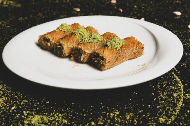 Türk tatlısı, kunafa, kaday fıstığı tozu ve peynirli sıcak yenilen tatlı