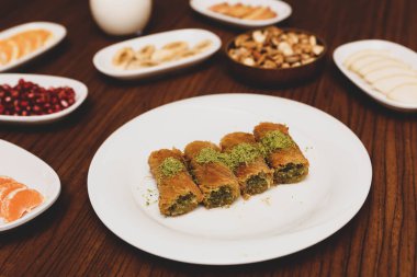 Türk tatlısı, kunafa, kaday fıstığı tozu ve peynirli sıcak yenilen tatlı