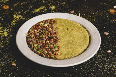 Türk tatlısı, kunafa, kaday fıstığı tozu ve peynirli sıcak yenilen tatlı