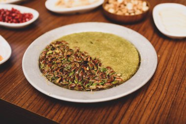 Türk tatlısı, kunafa, kaday fıstığı tozu ve peynirli sıcak yenilen tatlı