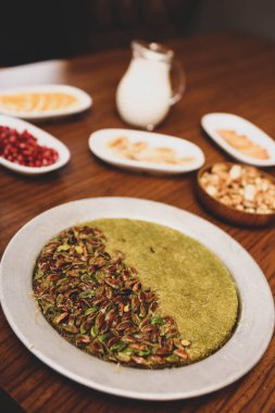 Türk tatlısı, kunafa, kaday fıstığı tozu ve peynirli sıcak yenilen tatlı