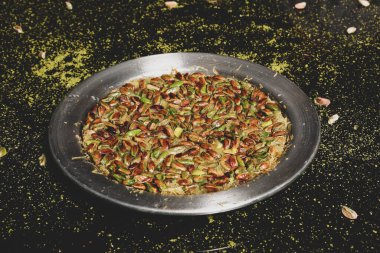 Türk tatlısı, kunafa, kaday fıstığı tozu ve peynirli sıcak yenilen tatlı