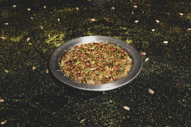 Türk tatlısı, kunafa, kaday fıstığı tozu ve peynirli sıcak yenilen tatlı