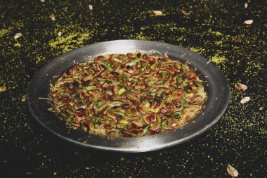 Türk tatlısı, kunafa, kaday fıstığı tozu ve peynirli sıcak yenilen tatlı