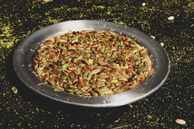 Türk tatlısı, kunafa, kaday fıstığı tozu ve peynirli sıcak yenilen tatlı