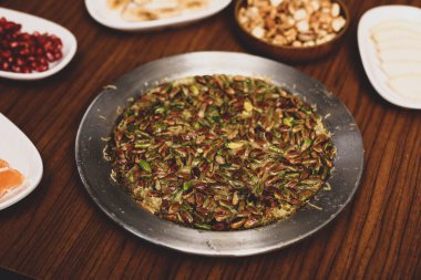 Türk tatlısı, kunafa, kaday fıstığı tozu ve peynirli sıcak yenilen tatlı