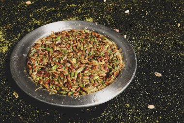 Türk tatlısı, kunafa, kaday fıstığı tozu ve peynirli sıcak yenilen tatlı