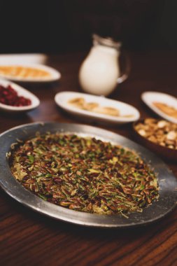 Türk tatlısı, kunafa, kaday fıstığı tozu ve peynirli sıcak yenilen tatlı