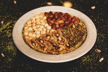 Türk tatlısı, kunafa, kaday fıstığı tozu ve peynirli sıcak yenilen tatlı