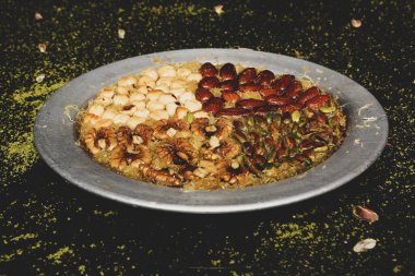 Türk tatlısı, kunafa, kaday fıstığı tozu ve peynirli sıcak yenilen tatlı