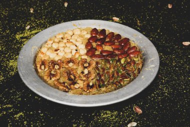 Türk tatlısı, kunafa, kaday fıstığı tozu ve peynirli sıcak yenilen tatlı