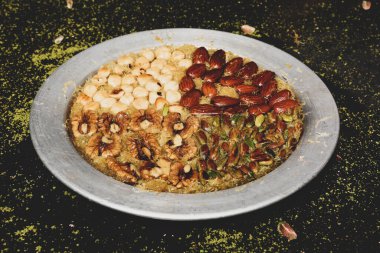 Türk tatlısı, kunafa, kaday fıstığı tozu ve peynirli sıcak yenilen tatlı