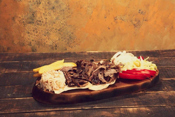 Doner Kebab Vágódeszkán Fekszik Shawarma Hússal Hagymával Salátával Fekszik Egy — Stock Fotó