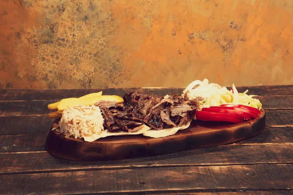 Doner Kebab Vágódeszkán Fekszik Shawarma Hússal Hagymával Salátával Fekszik Egy — Stock Fotó