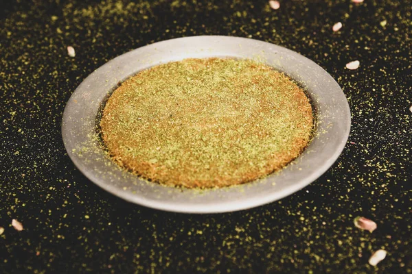 Turkish Dessert Kunefe Kunafa Kadayif Dengan Bubuk Pistachio Dan Keju — Stok Foto