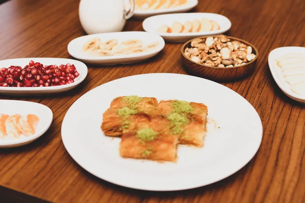 Türk tatlısı, kunafa, kaday fıstığı tozu ve peynirli sıcak yenilen tatlı