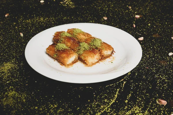 Türk tatlısı, kunafa, kaday fıstığı tozu ve peynirli sıcak yenilen tatlı