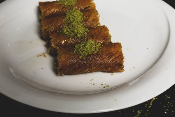 Kunefe Postre Turco Kunafa Kadayif Con Pistacho Polvo Queso Caliente — Foto de Stock