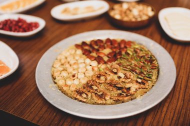 Türk tatlısı, kunafa, kaday fıstığı tozu ve peynirli sıcak yenilen tatlı