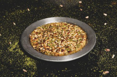 Türk tatlısı, kunafa, kaday fıstığı tozu ve peynirli sıcak yenilen tatlı