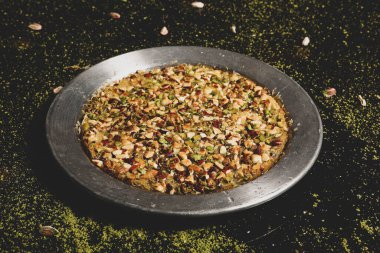 Türk tatlısı, kunafa, kaday fıstığı tozu ve peynirli sıcak yenilen tatlı