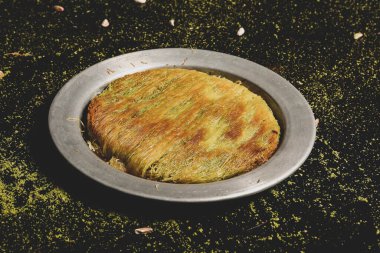 Türk tatlısı, kunafa, kaday fıstığı tozu ve peynirli sıcak yenilen tatlı