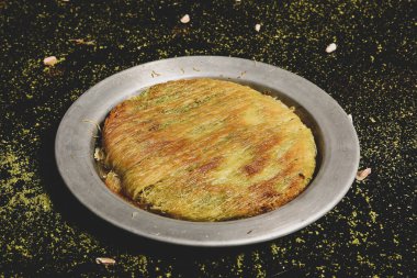 Türk tatlısı, kunafa, kaday fıstığı tozu ve peynirli sıcak yenilen tatlı