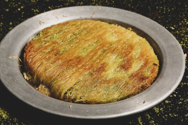 Türk tatlısı, kunafa, kaday fıstığı tozu ve peynirli sıcak yenilen tatlı