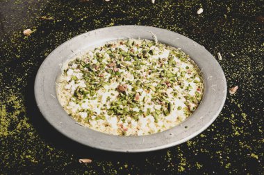 Türk tatlısı, kunafa, kaday fıstığı tozu ve peynirli sıcak yenilen tatlı