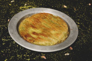 Türk tatlısı, kunafa, kaday fıstığı tozu ve peynirli sıcak yenilen tatlı