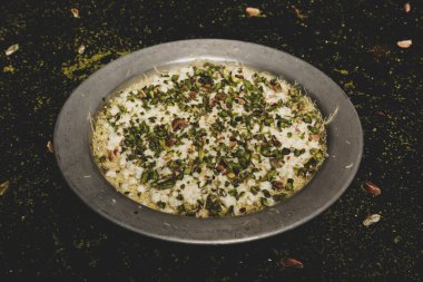 Türk tatlısı, kunafa, kaday fıstığı tozu ve peynirli sıcak yenilen tatlı