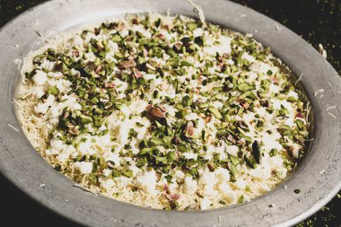 Türk tatlısı, kunafa, kaday fıstığı tozu ve peynirli sıcak yenilen tatlı