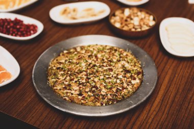 Türk tatlısı, kunafa, kaday fıstığı tozu ve peynirli sıcak yenilen tatlı