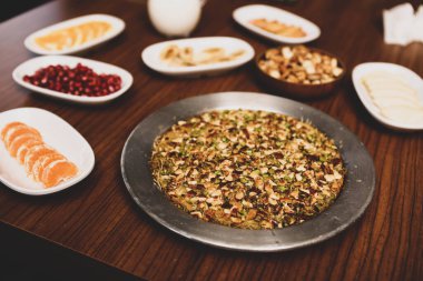 Türk tatlısı, kunafa, kaday fıstığı tozu ve peynirli sıcak yenilen tatlı