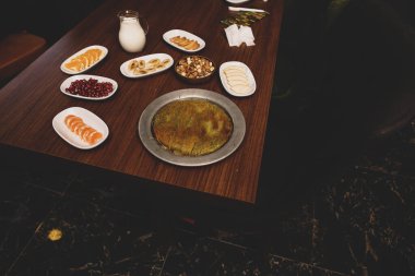 Türk tatlısı, kunafa, kaday fıstığı tozu ve peynirli sıcak yenilen tatlı