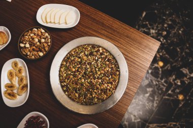 Türk tatlısı, kunafa, kaday fıstığı tozu ve peynirli sıcak yenilen tatlı