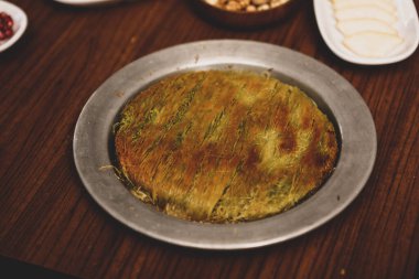 Türk tatlısı, kunafa, kaday fıstığı tozu ve peynirli sıcak yenilen tatlı