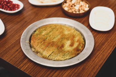 Türk tatlısı, kunafa, kaday fıstığı tozu ve peynirli sıcak yenilen tatlı