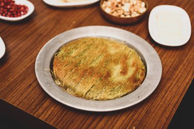 Türk tatlısı, kunafa, kaday fıstığı tozu ve peynirli sıcak yenilen tatlı