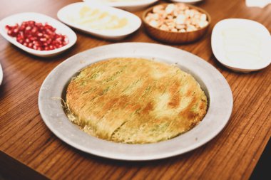 Türk tatlısı, kunafa, kaday fıstığı tozu ve peynirli sıcak yenilen tatlı