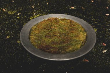 Türk tatlısı, kunafa, kaday fıstığı tozu ve peynirli sıcak yenilen tatlı