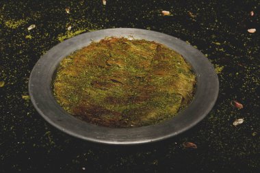 Türk tatlısı, kunafa, kaday fıstığı tozu ve peynirli sıcak yenilen tatlı