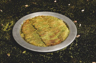 Türk tatlısı, kunafa, kaday fıstığı tozu ve peynirli sıcak yenilen tatlı