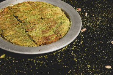 Türk tatlısı, kunafa, kaday fıstığı tozu ve peynirli sıcak yenilen tatlı