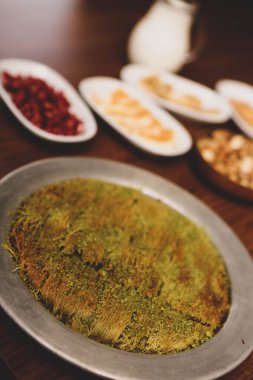 Türk tatlısı, kunafa, kaday fıstığı tozu ve peynirli sıcak yenilen tatlı