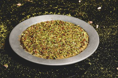 Türk tatlısı, kunafa, kaday fıstığı tozu ve peynirli sıcak yenilen tatlı